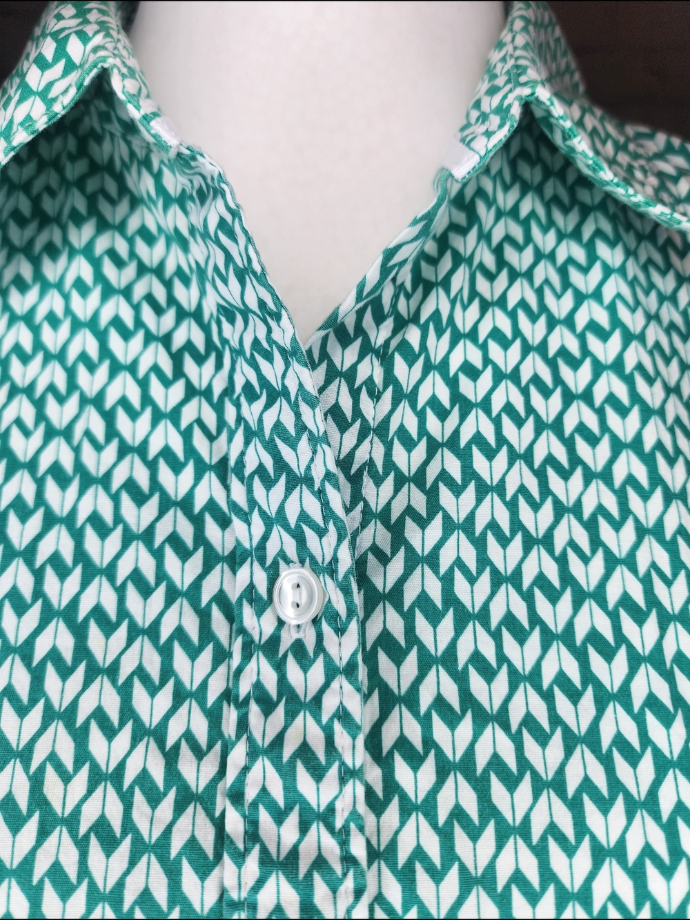 Sleeveless Button-Front Women’s Top in Teal Geometric Print - Picture 5 of 5